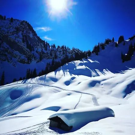 Vakantiehuis Swisshut Modern 5min West Station - Apart. Rugen 2